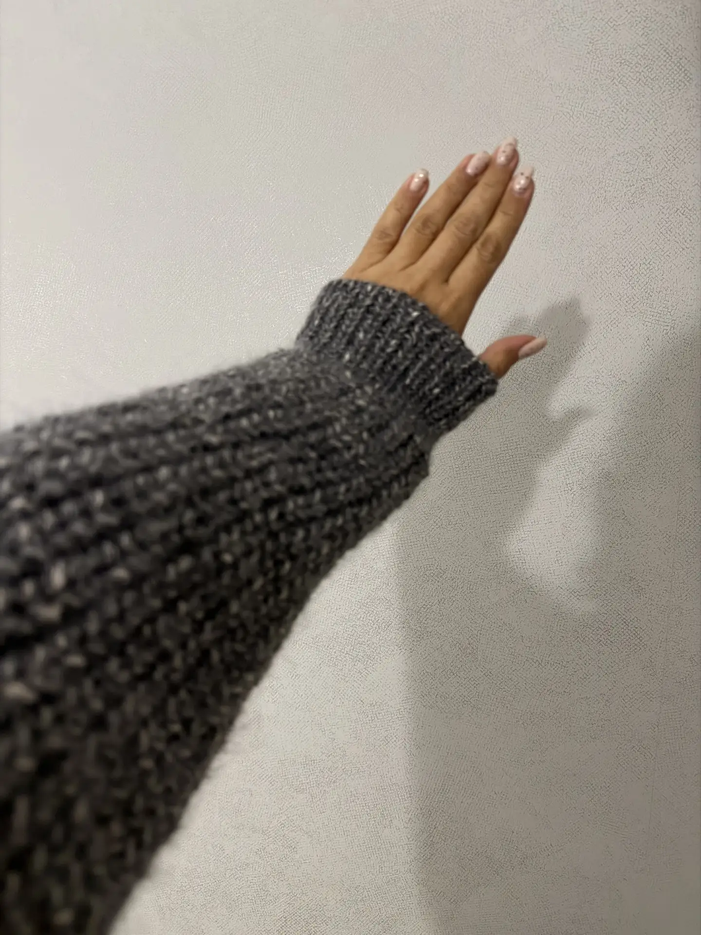 Дело с подставкой пошло гораздо быстрее, и я довязала один рукав 👍