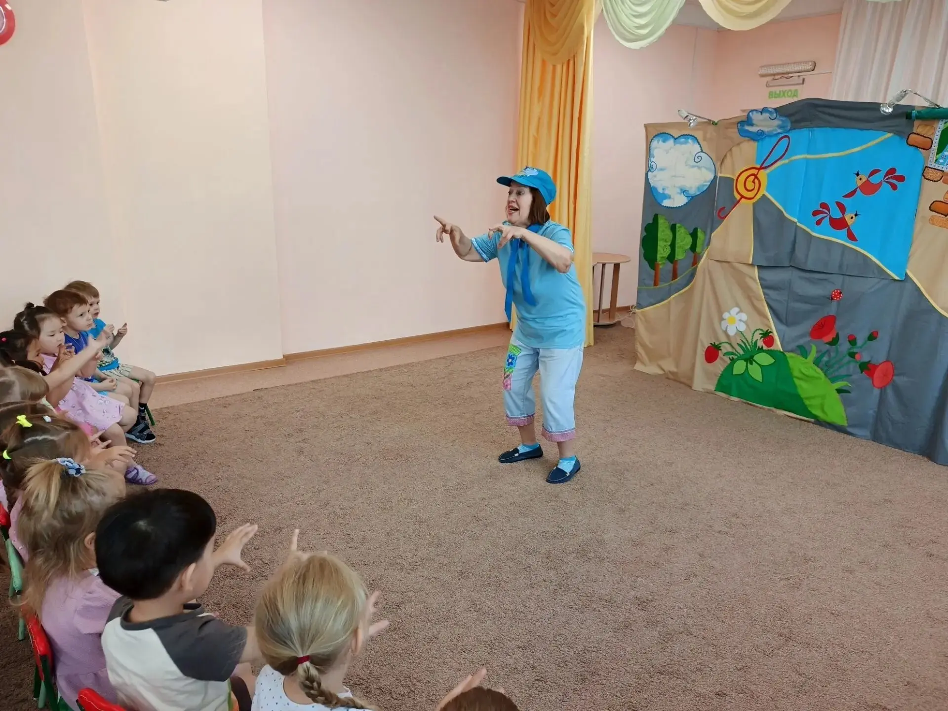 🎭 Кукольный театр в гостях: «Петрушкины приключения» в нашем детском саду!