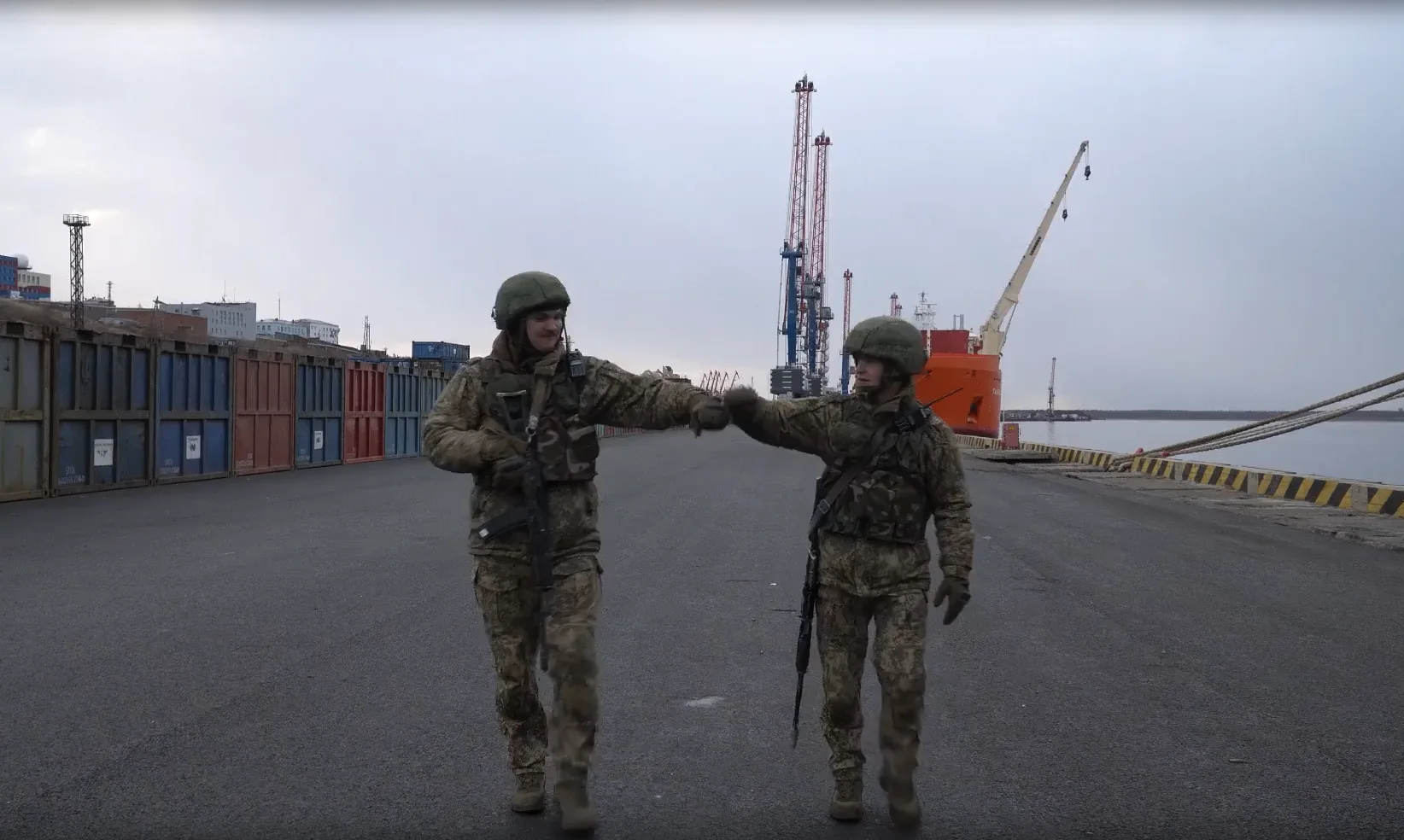Моряки Северного флота провели в Арктике учение по деблокированию морского порта от нез...