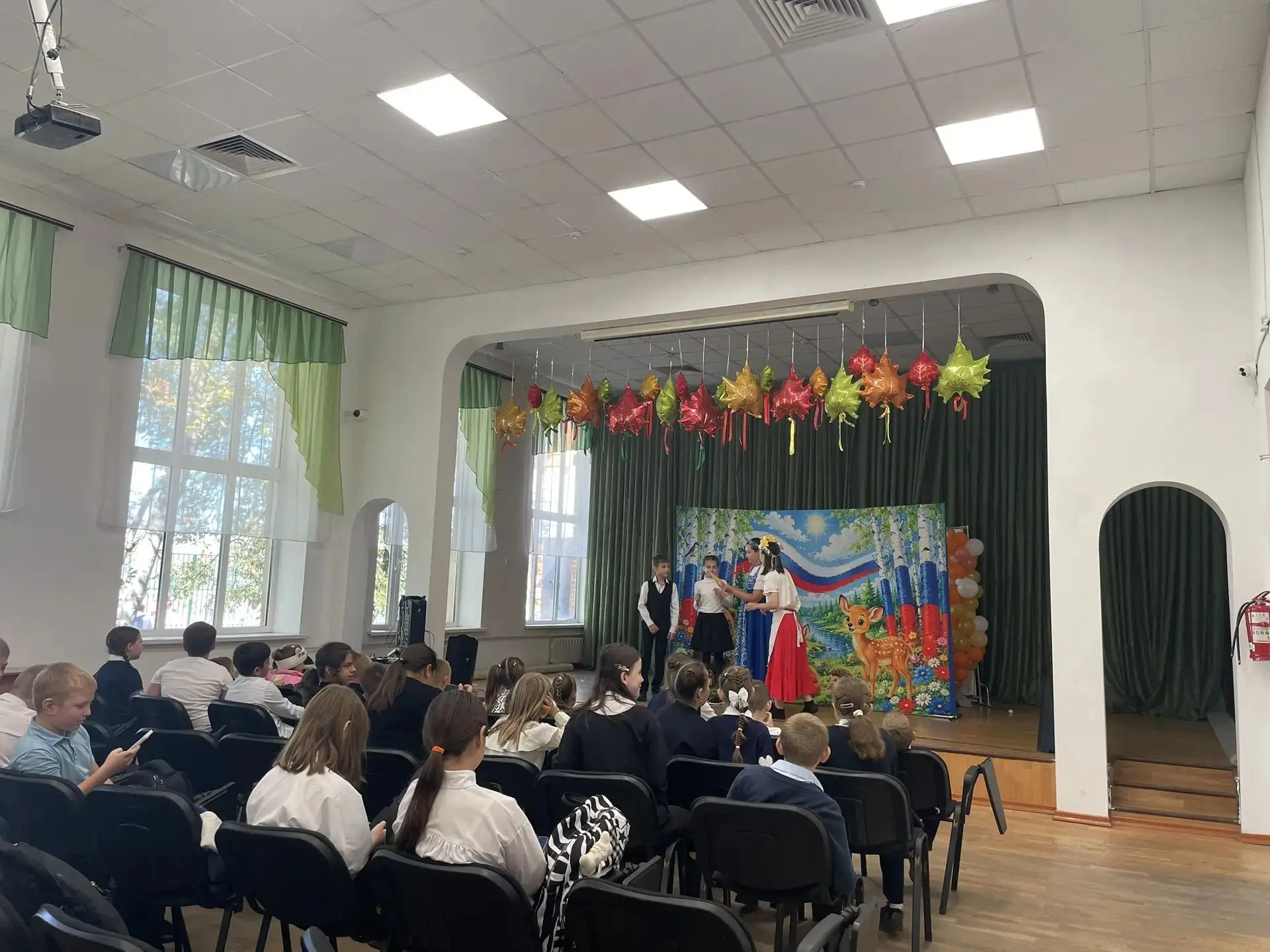 🎭 В гостях у сказки и традиций: в МАОУ СОШ № 20 выступил театр «Луч»