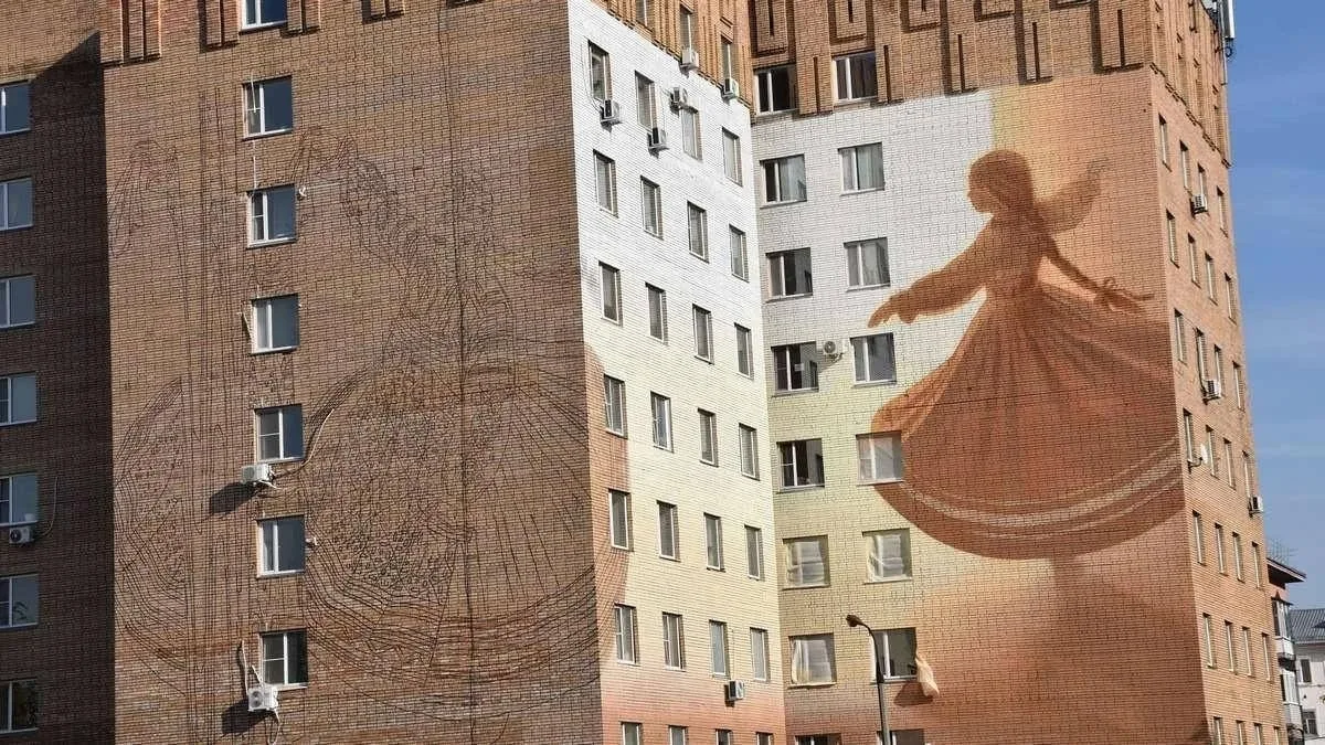 В центре Рязани рисуют два мурала на доме