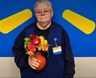 Walmart торжественно вручил букет сотруднице Гейл — она отдала компании 44 года жизни. ...