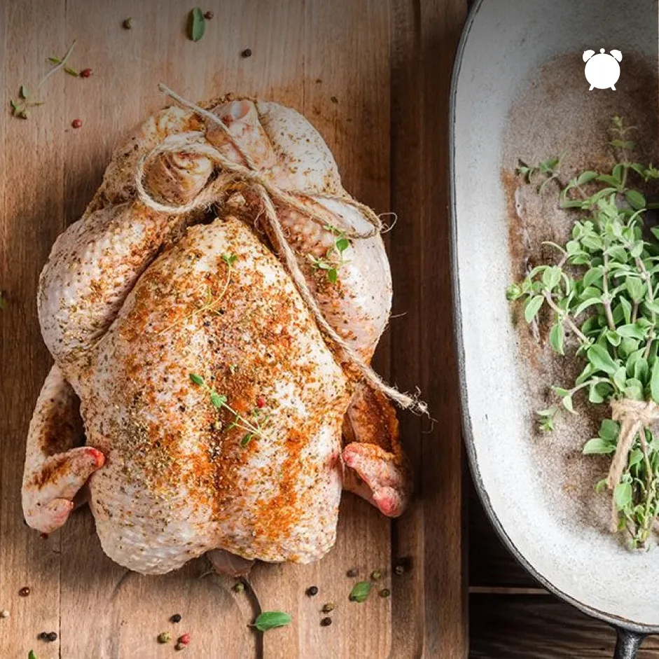 🍗 Масло и специи для запечённой курицы лучше класть под кожу, а не только сверху. Акку...