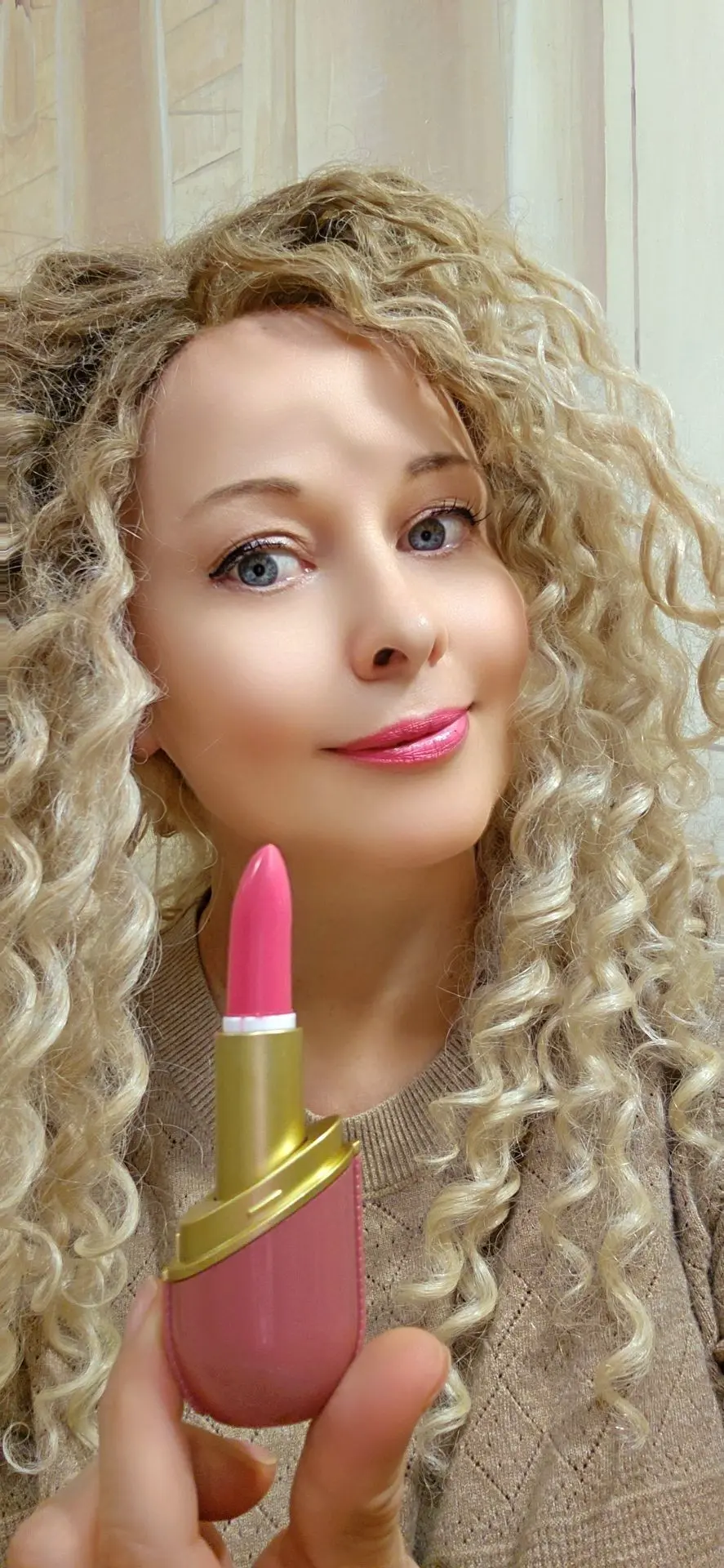 Красивая благородная помада в шикарном футляре 💄