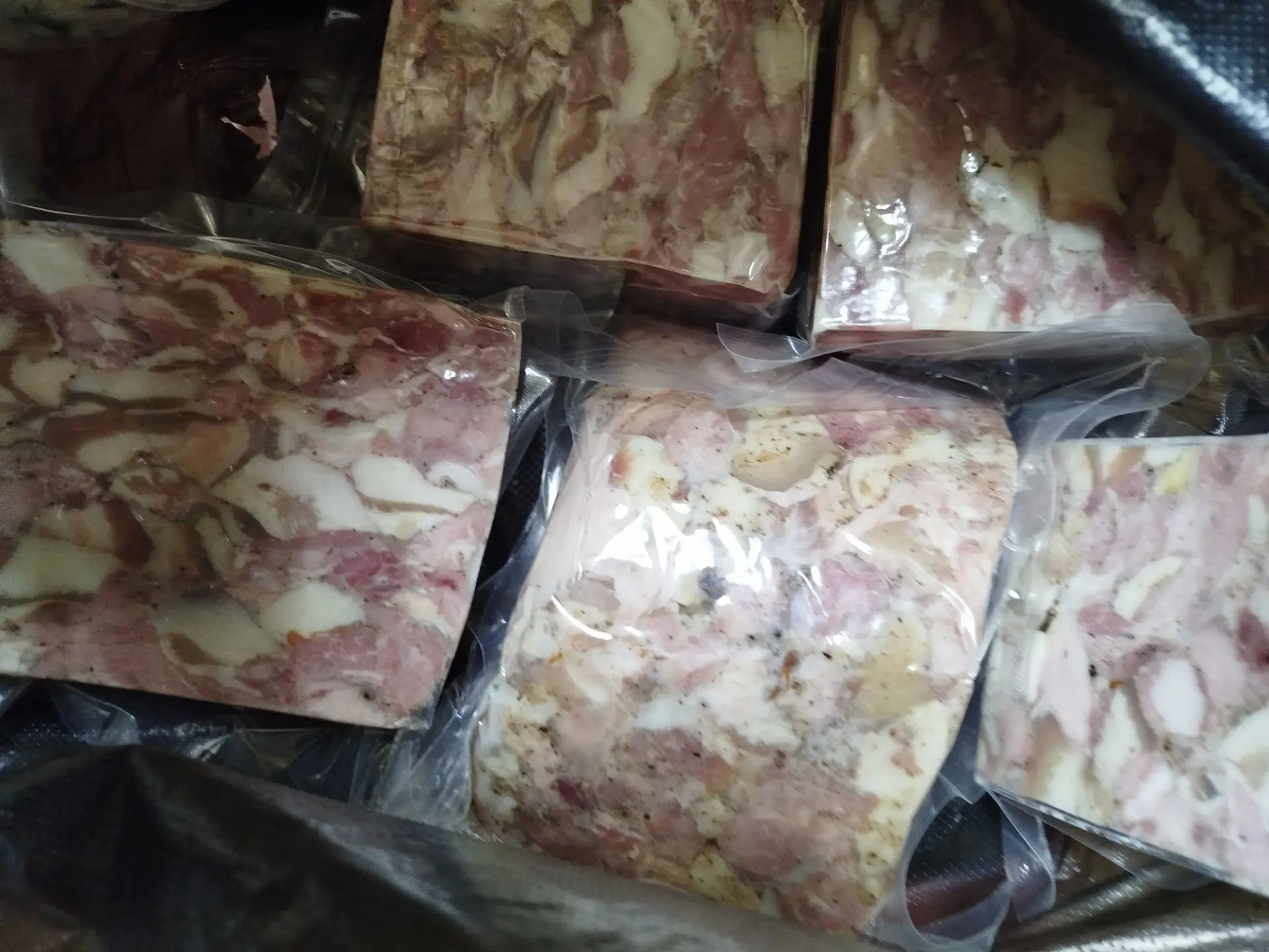 Сальтисон, очень вкусный,прессованное мясо, одна примерно 300 гр, 74 руб 100 гр