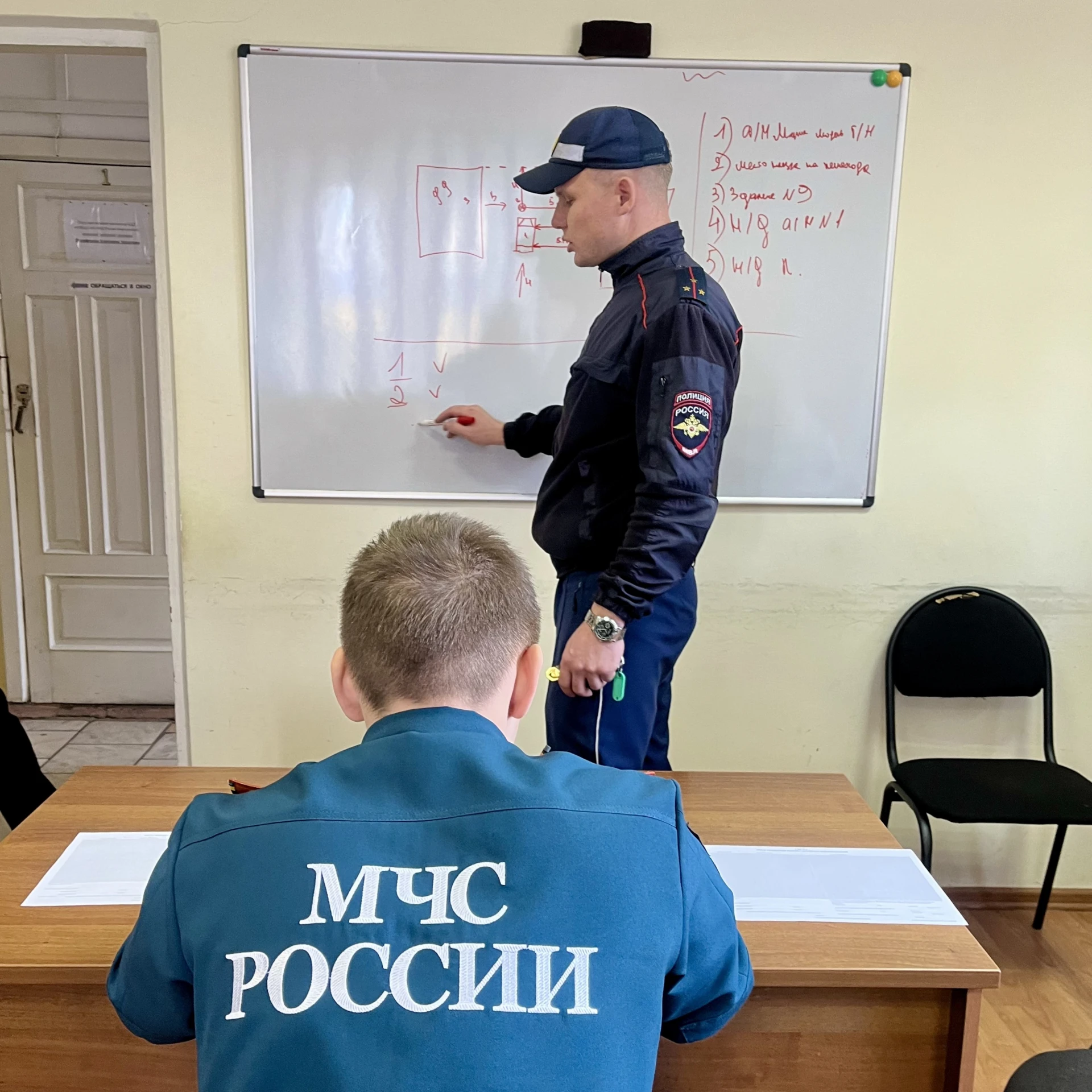 Учащиеся класса МЧС попробовали себя в роли инспекторов ДПС