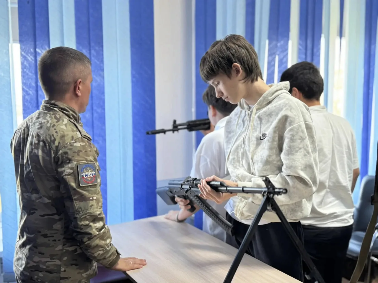 В школах Волжского района продолжаются уроки мужества с участниками СВО 🇷🇺