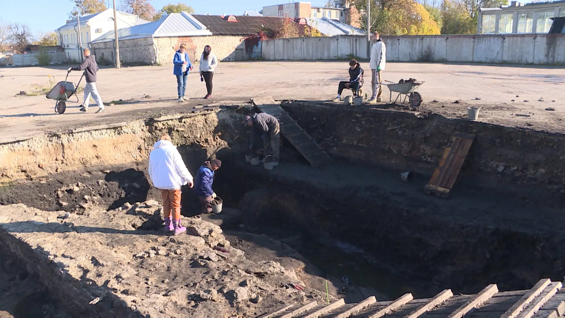 Что скрывал Старый рынок? В Пскове раскопали крепостную стену начала XIV века