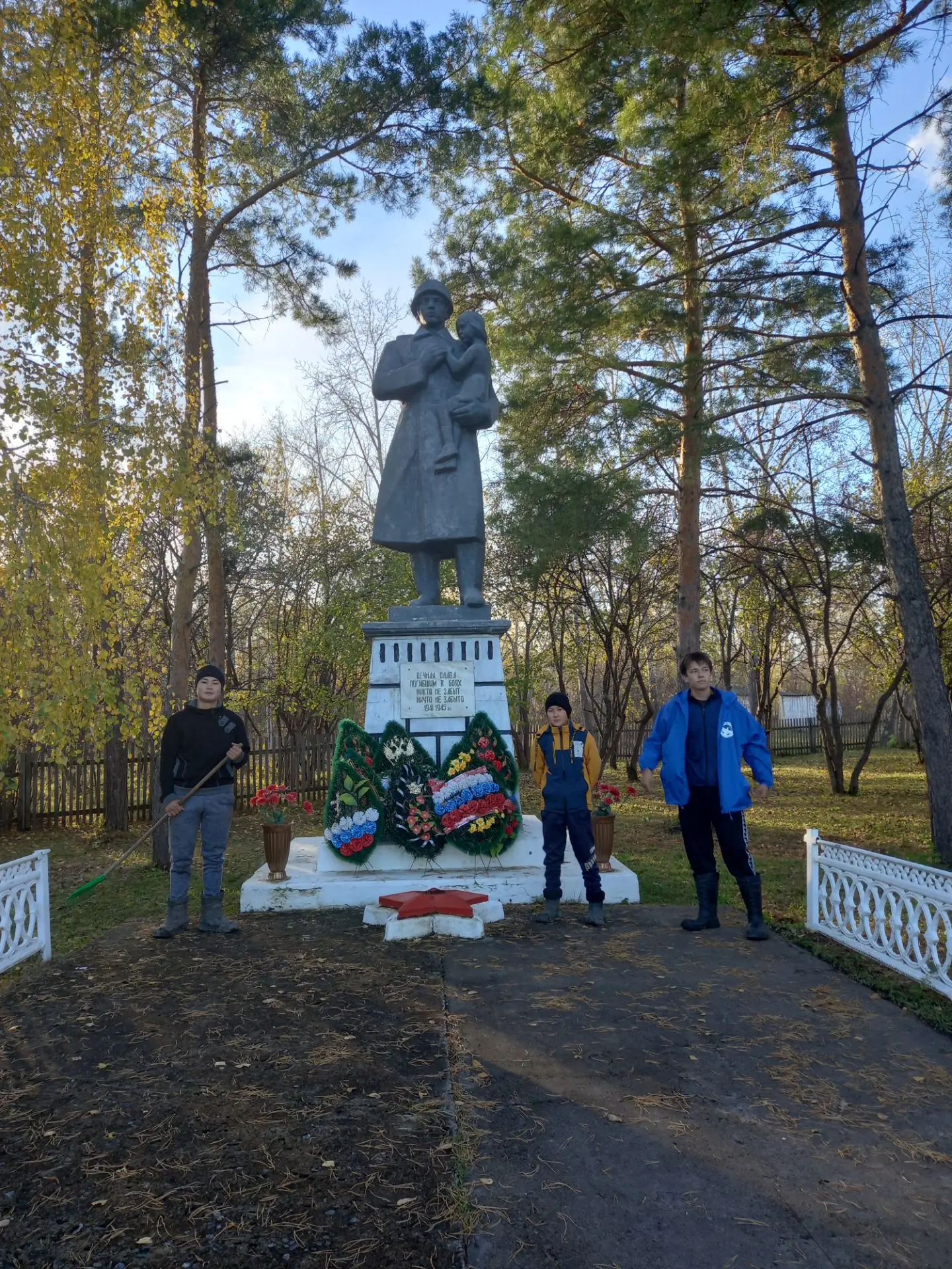 В с. Старинка волонтеры под руководством специалиста по работе с молодежью приняли учас...