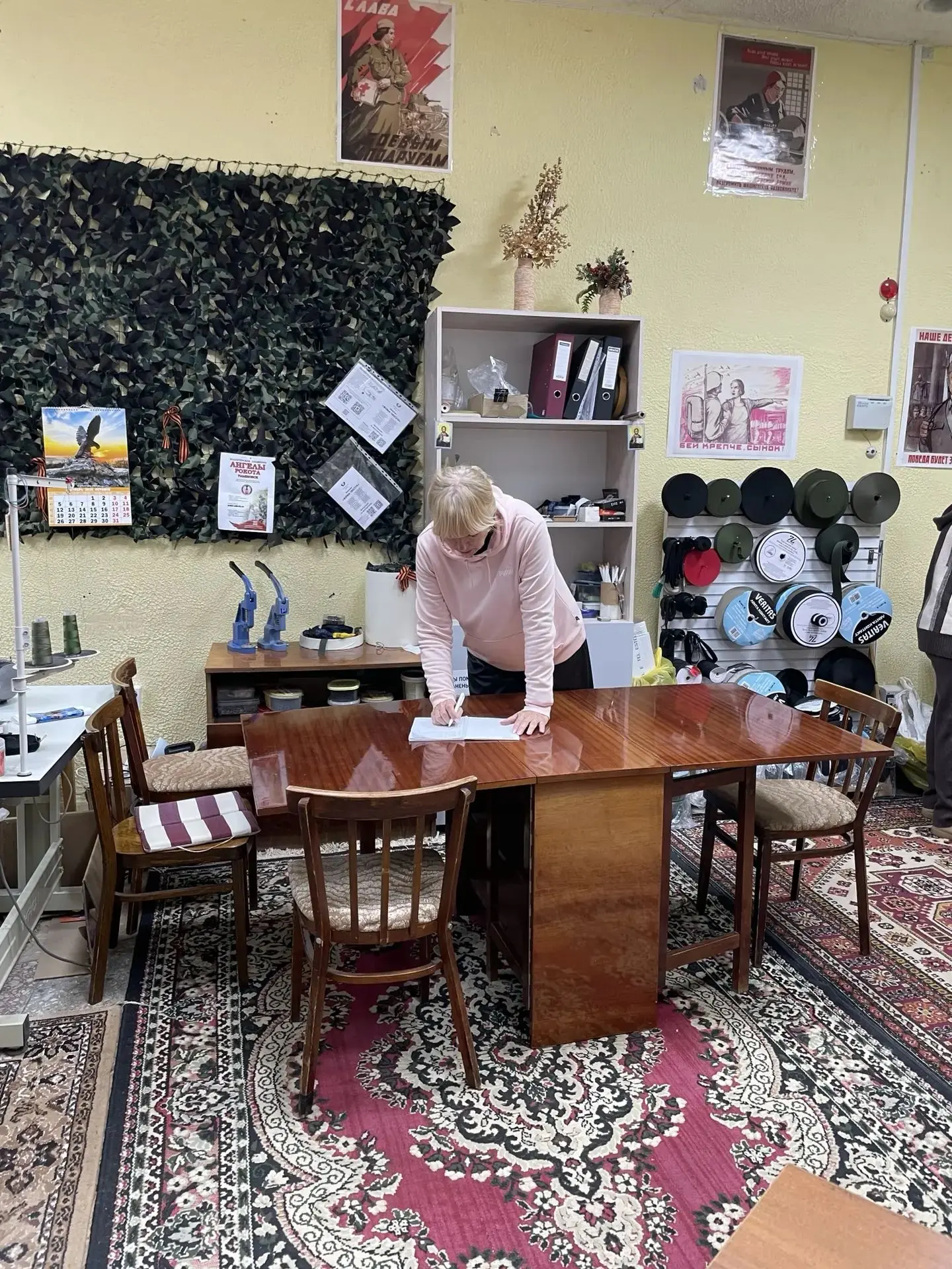 Трудятся наши пчёлки🌷девчата штаба Дома офицеров закаленные на столько, что их неотапл...