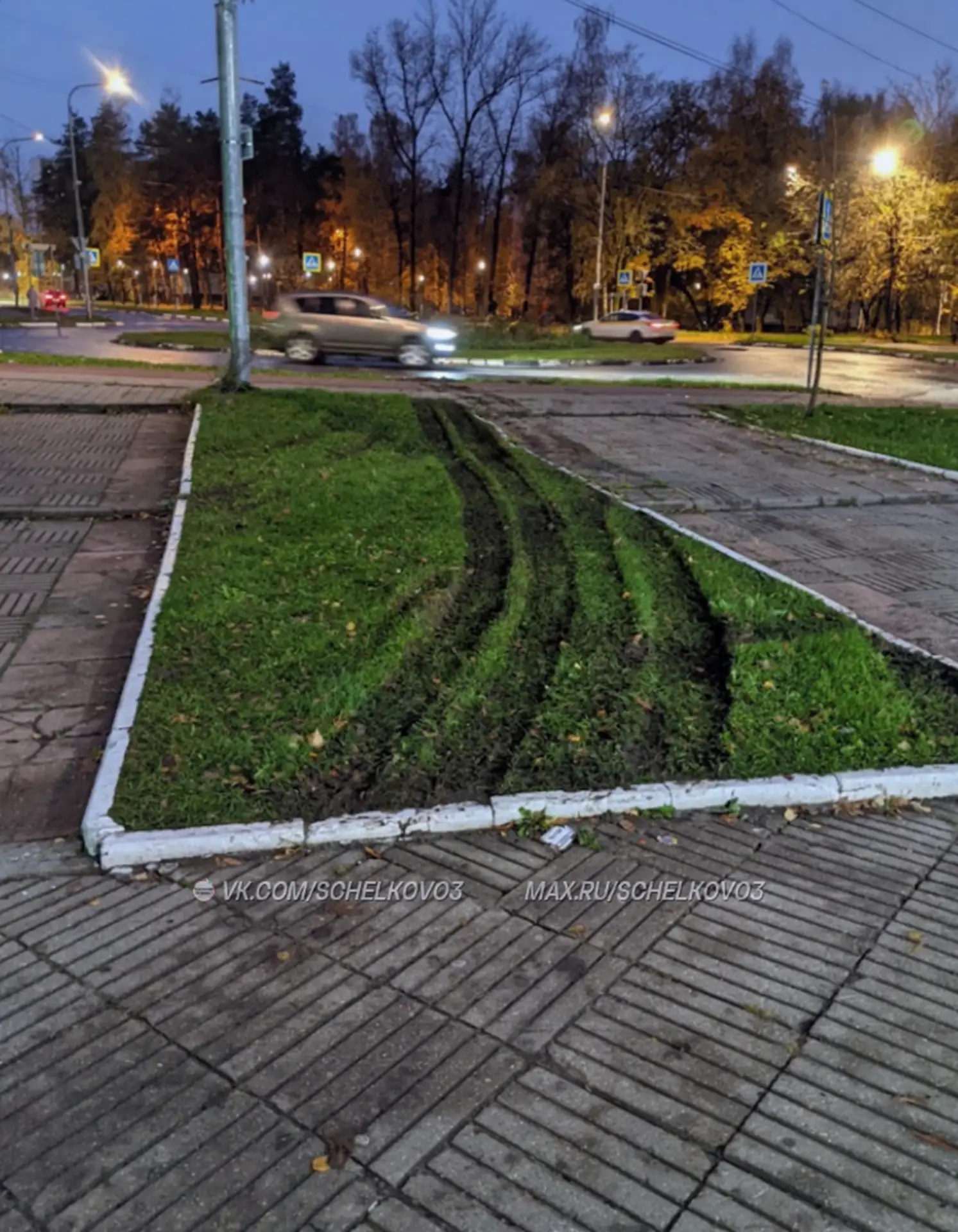 🛞 Кто-то знатно покатался по газону к КБО