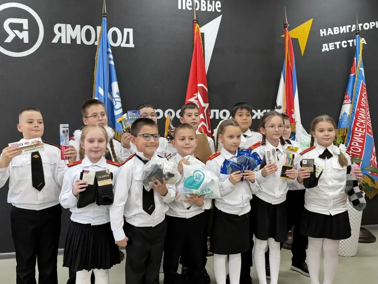 3 «Б» класс отправляет тепло родного дома защитникам Отечества!