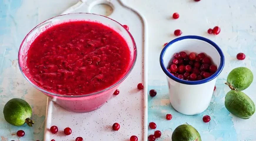 ФЕЙХОА, ПРОТЕРТАЯ С КЛЮКВОЙ И САХАРОМ