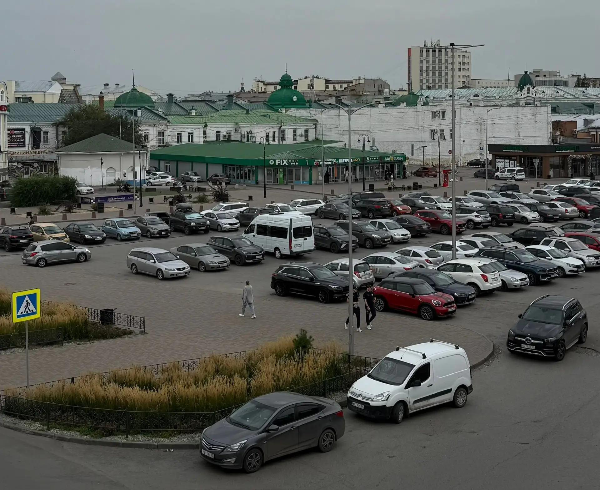 «Это улучшит экологию в городе»: омичам, недовольным платными парковками, чиновники пре...