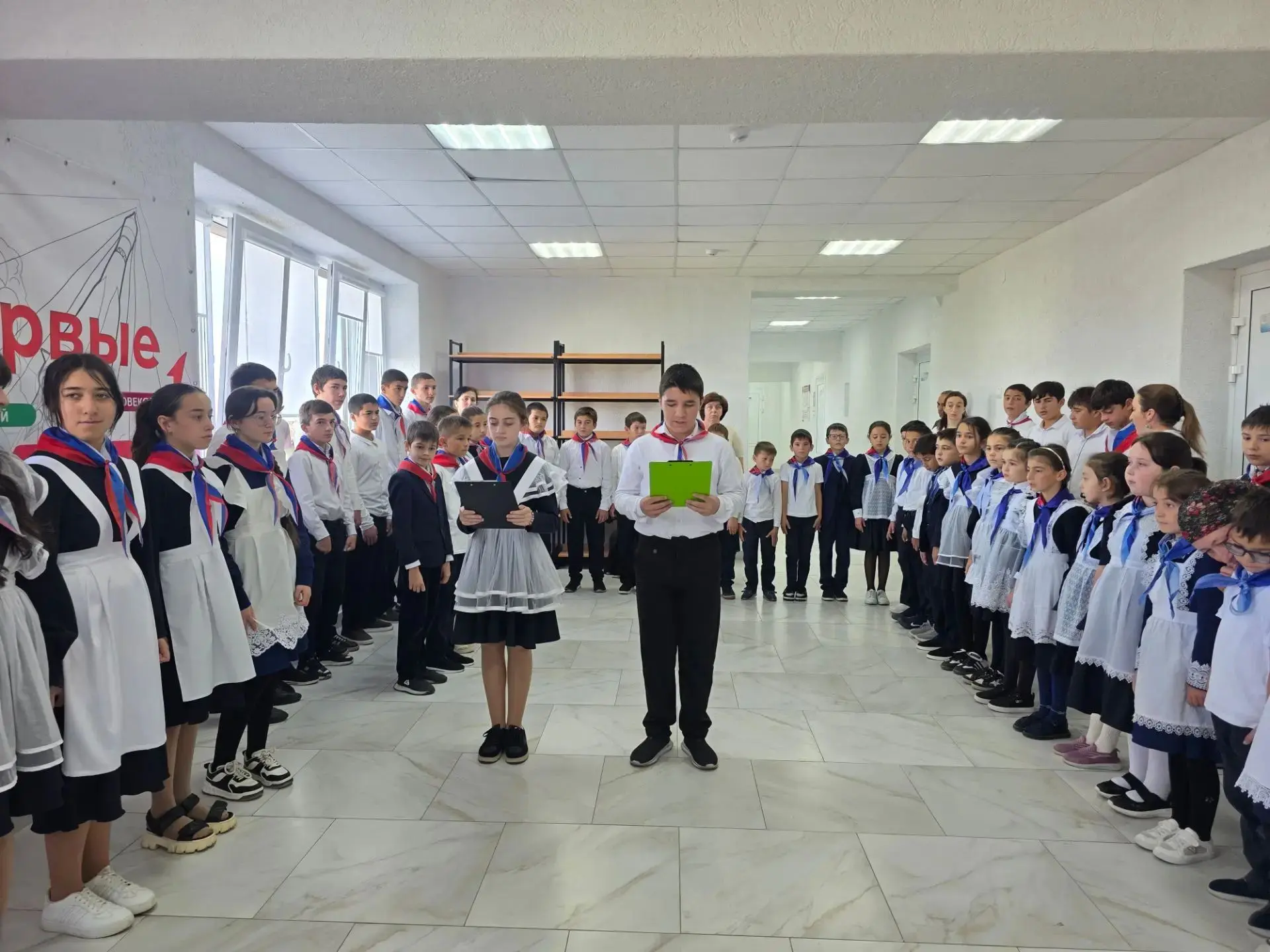 Сегодня в школе прошла  траурная линейка, посвященная памяти сотрудников правоохранител...
