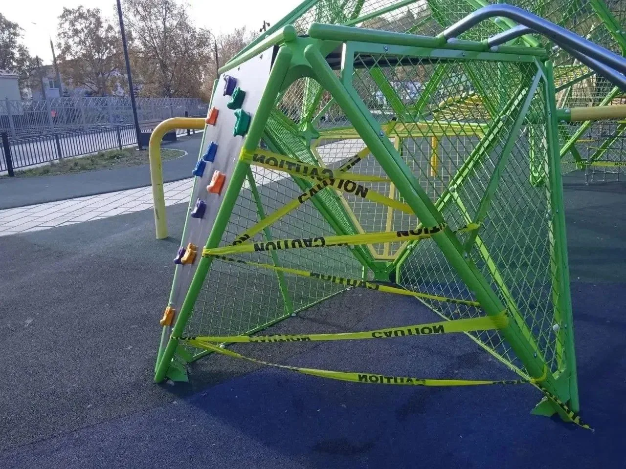 Детская горка на комплексной игровой площадке по улице Овражной временно закрыта