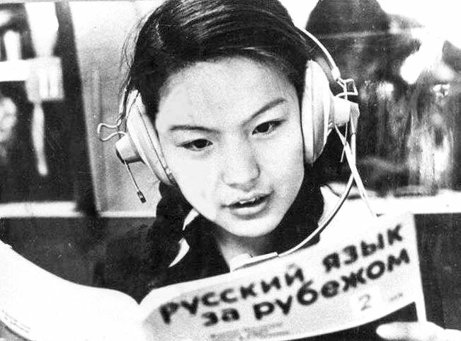 Ученица монголо-советской школы №3 на уроке русского языка, Улан-Батор, 1980 год.