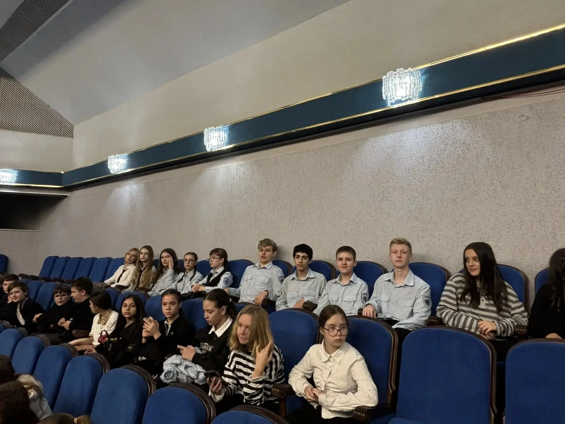 Юноша-дворянин вынужден мстить за своего отца. Он становится знаменитым разбойником, уе...