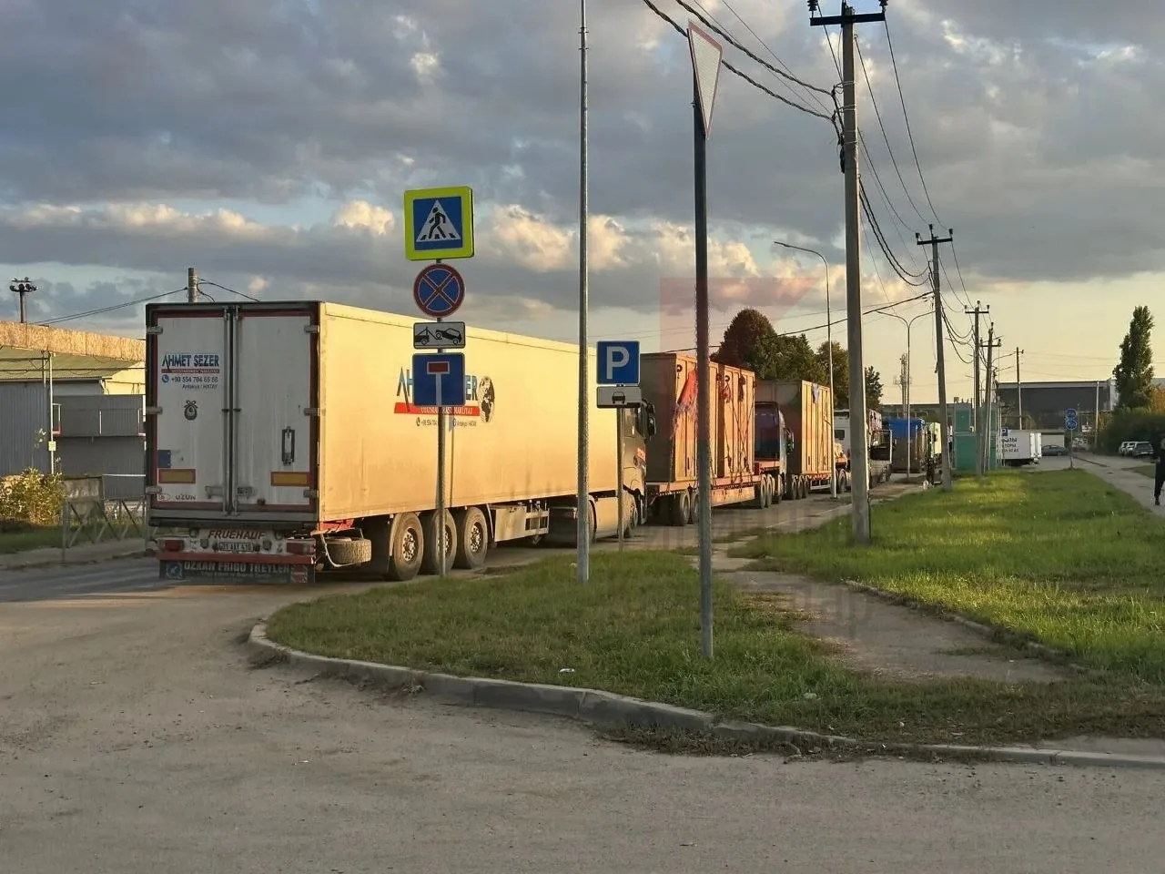 Фуры ежедневно перекрывают проезд и тротуары на улице Жигулёвской в Краснодаре