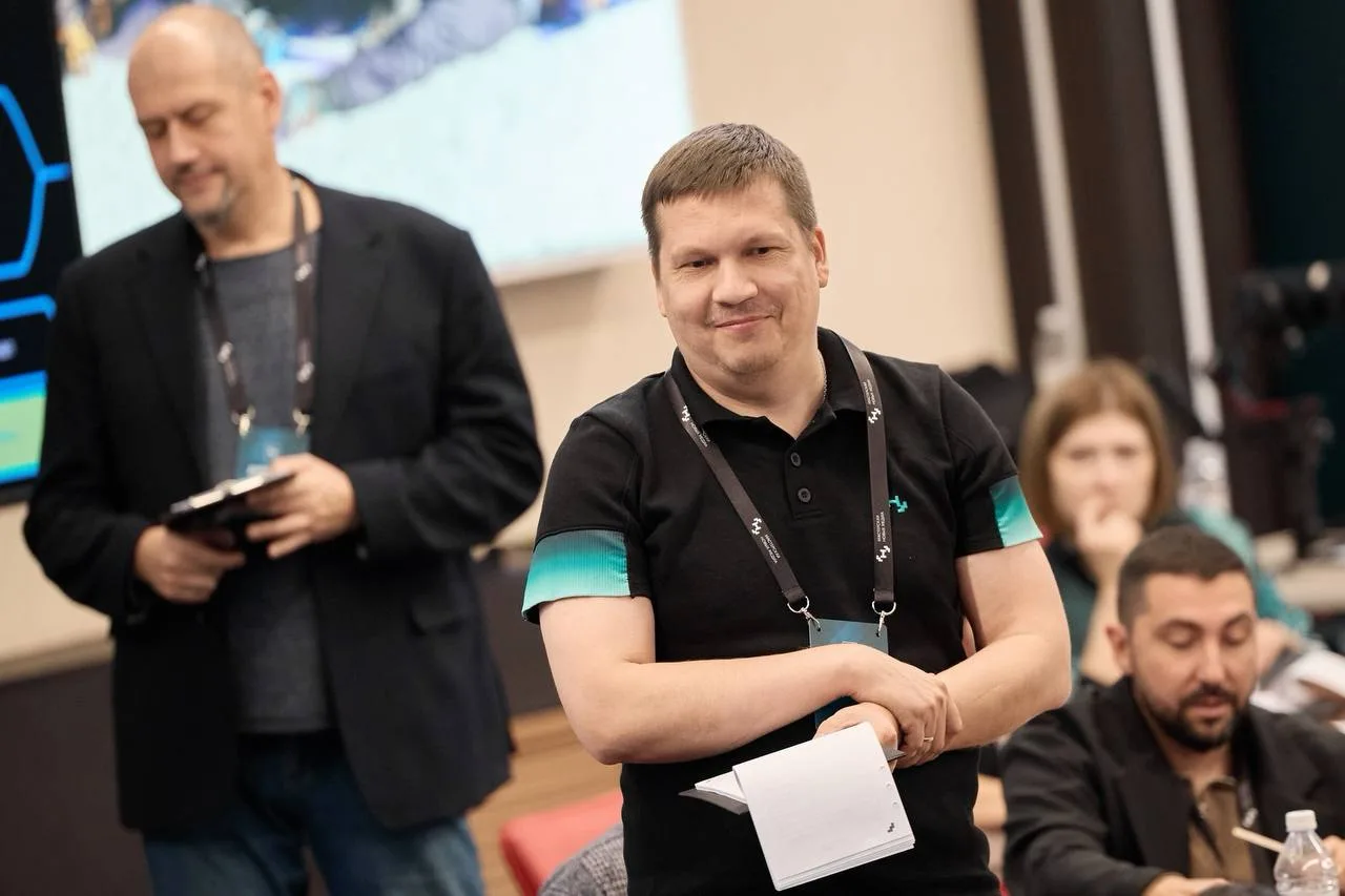 Начал обучение в «Высшей школе новых медиа 3.0» — программе для руководителей СМИ, глав...