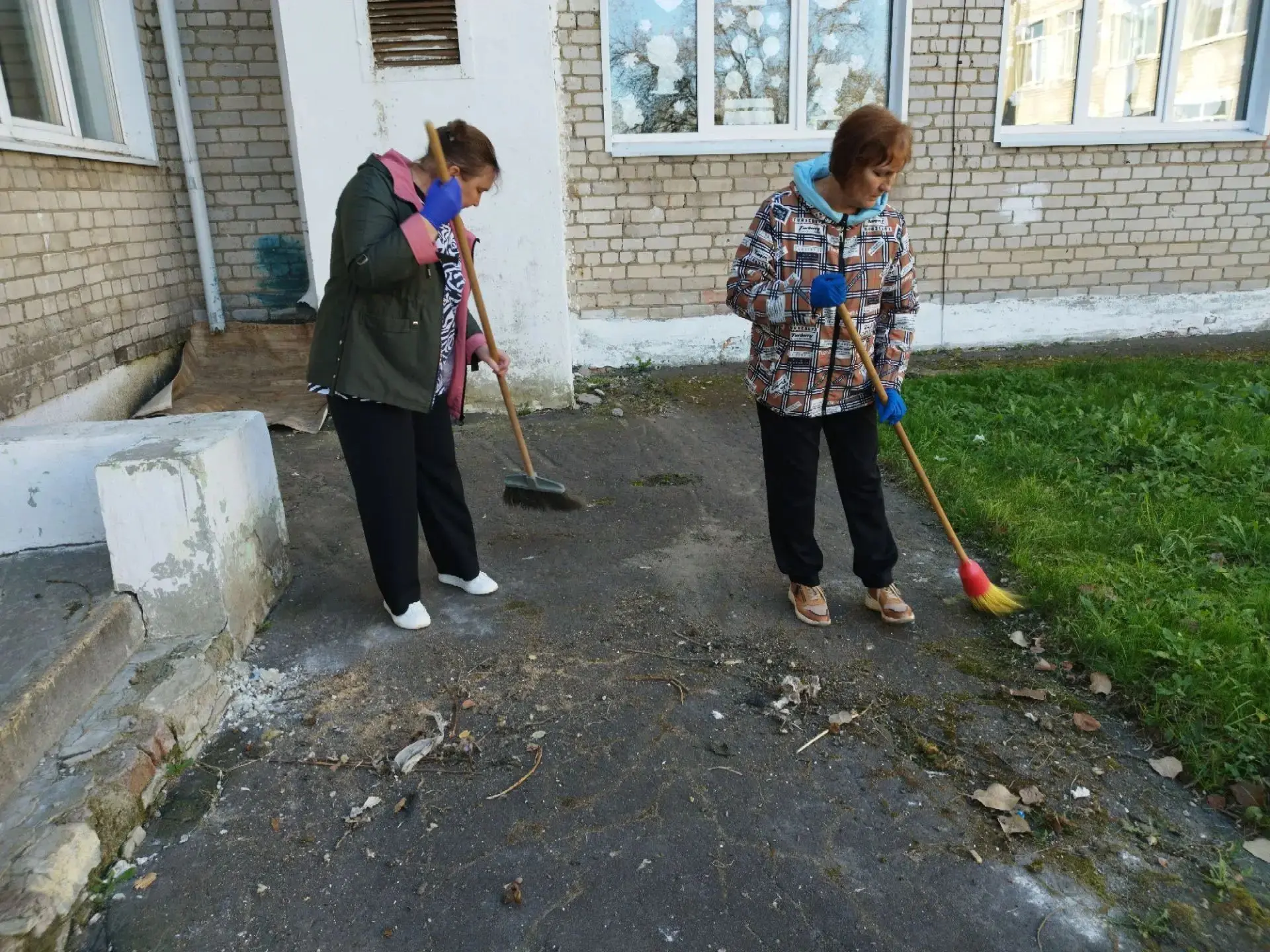 Наш сплочённый коллектив детского дома «Солнышко» активно участвует в осеннем субботнике.