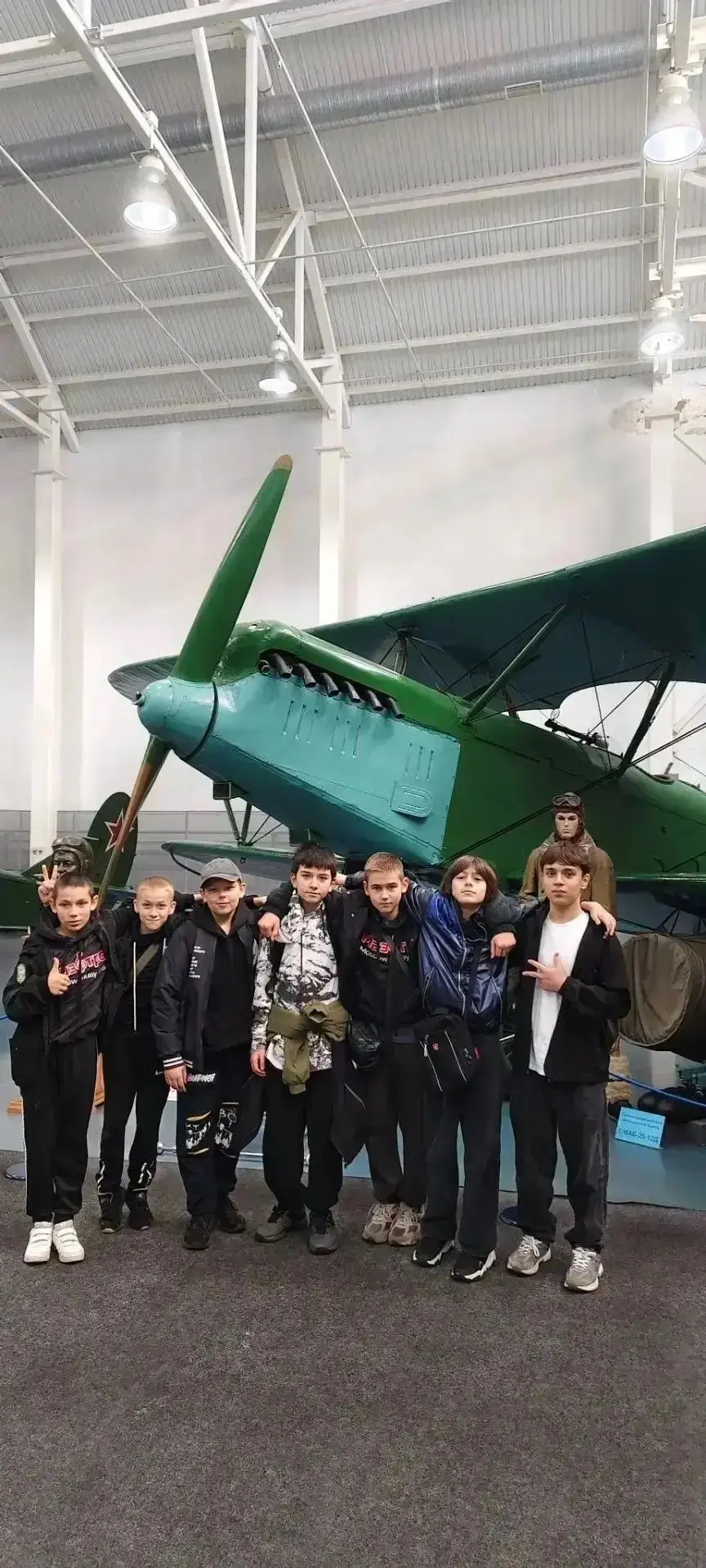 ✈️ Погружение в историю авиации: 6 «В» класс в Центральном музее ВВС РФ!