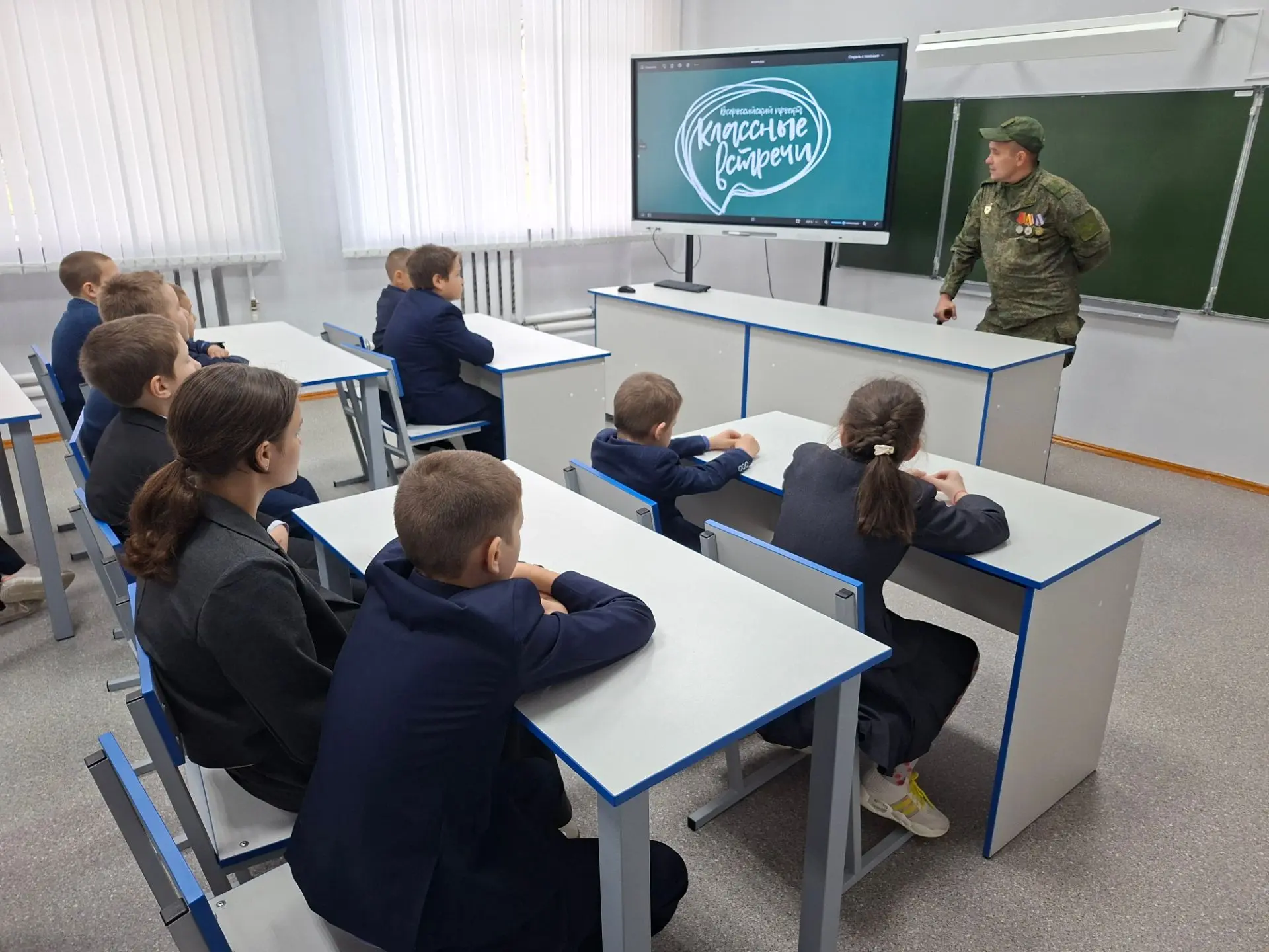 В МОУ-СОШ с. Красновичи состоялась "Классная встреча" учащихся с выпускником школы Брык...
