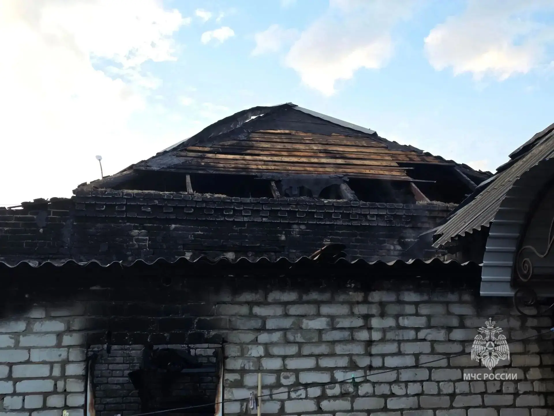 🔥🚒 Спасатели МЧС России ликвидировали пожар в частном секторе Артёмовского района Луг...