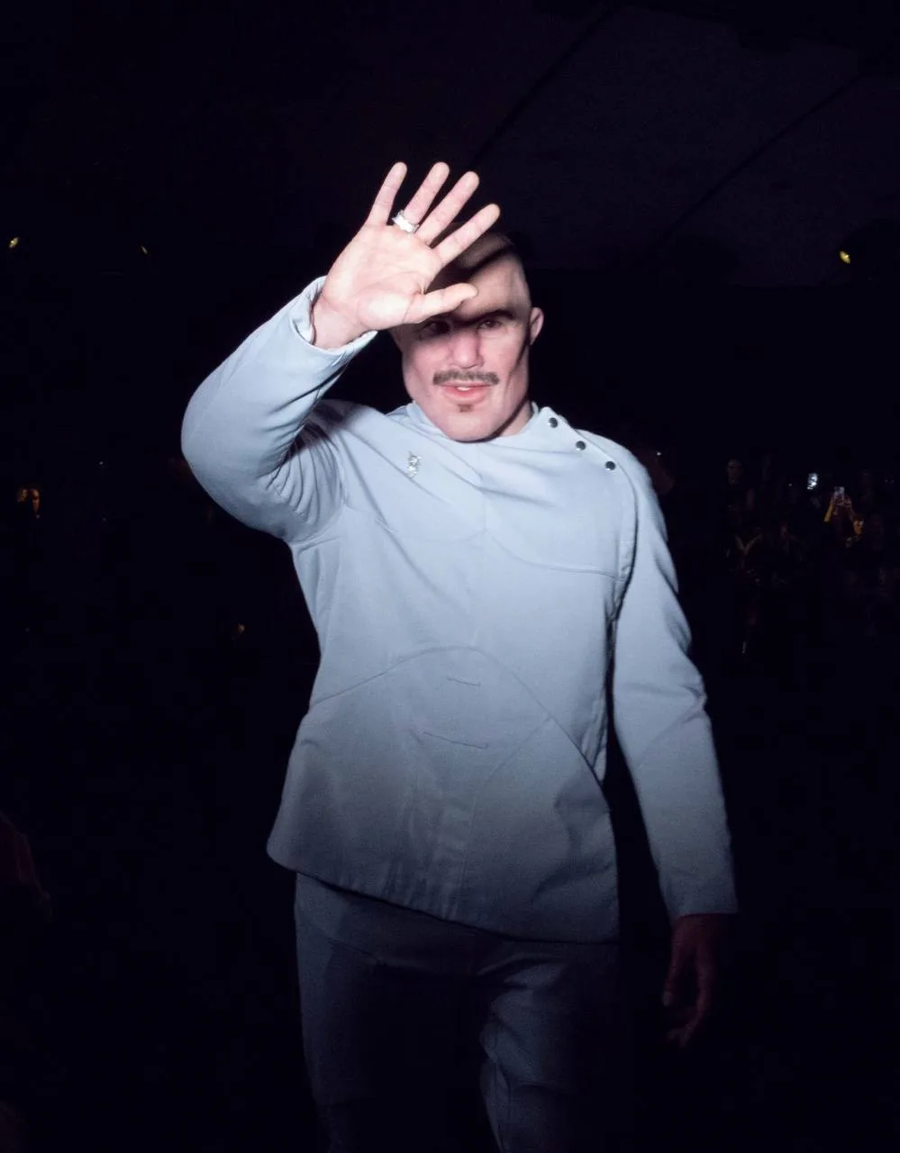 На показе Mugler в Париже Алексис Стоун появился в образе самого Тьерри Мюглера, умерше...