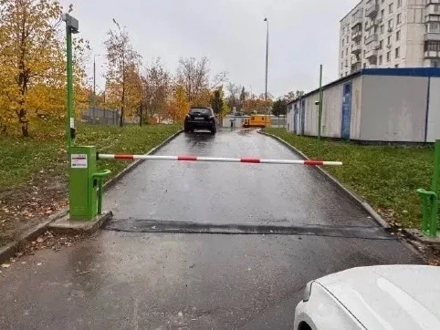 🚧 Во дворе на Уральской появился новый шлагбаум