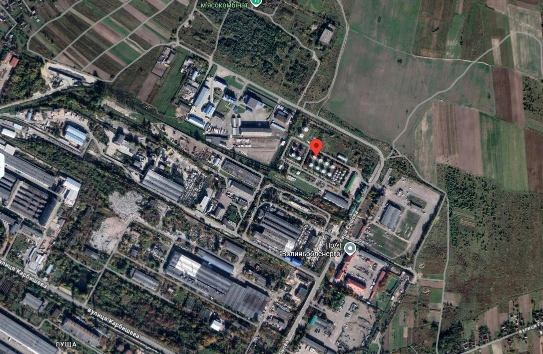 Согласно данным карты пожаров FIRMS NASA в Луцке пожар вот в  этом районе: 50.783199119...