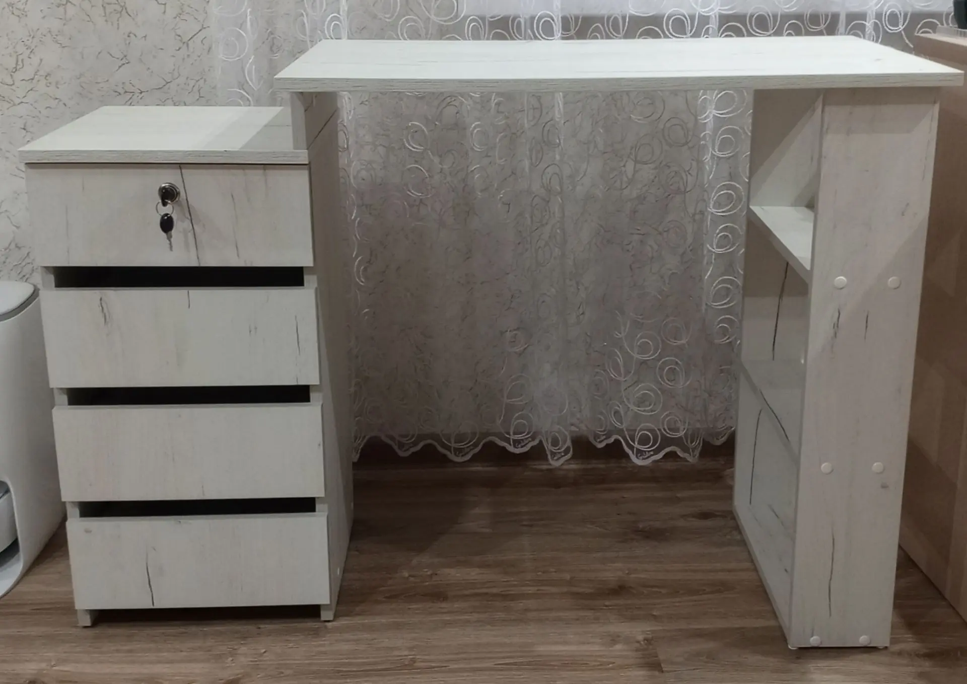 Продается письменный стол, практически новый, бу совсем немного, размеры Д 118, Ш 47, В...