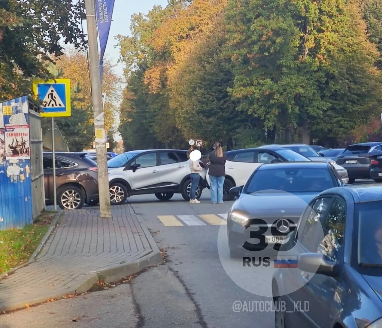 Недоброе утро в Гурьевске. Машины "встряли" на две полосы. Движение по улице Советской ...