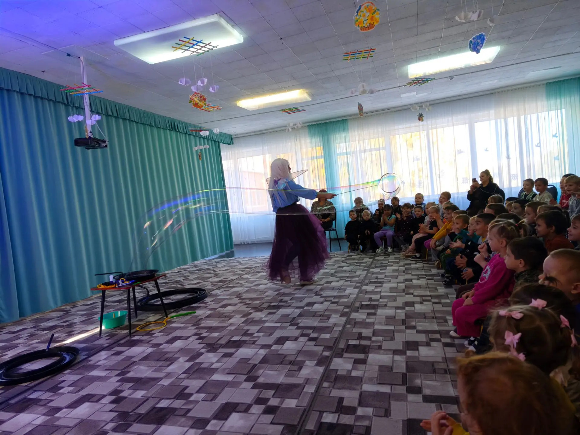 Сегодня в детский сад прилетела фея из страны мыльных пузырей — и для ребят это стало н...