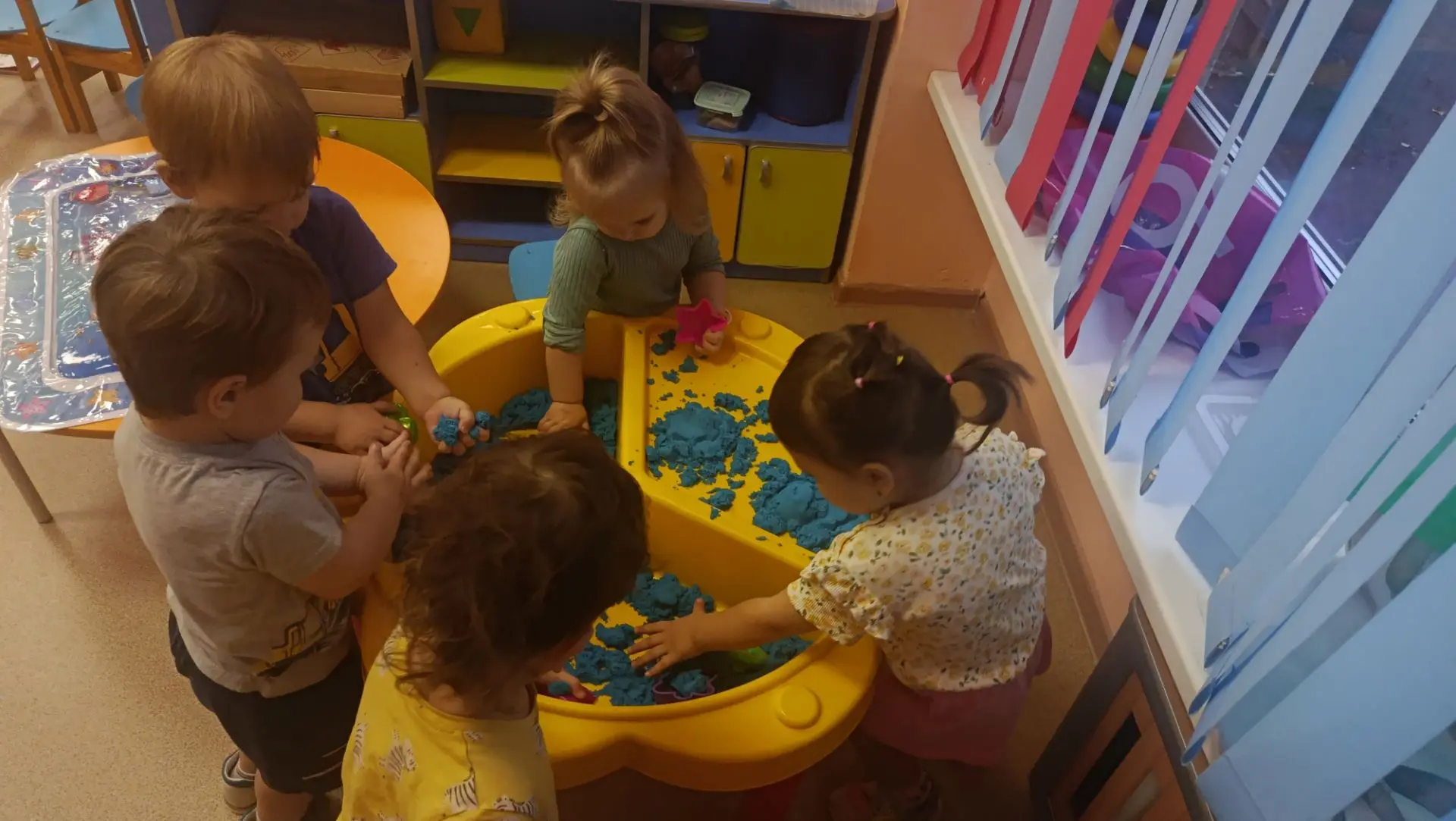 Чем полезен кинетический песок для малышей до 2 лет? 👇