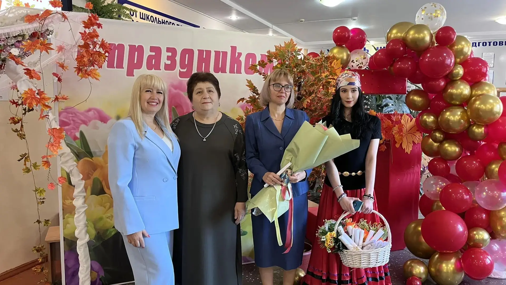 🎉 С самого раннего утра педагогов Центра образования № 11 ждали поздравления и тёплые ...
