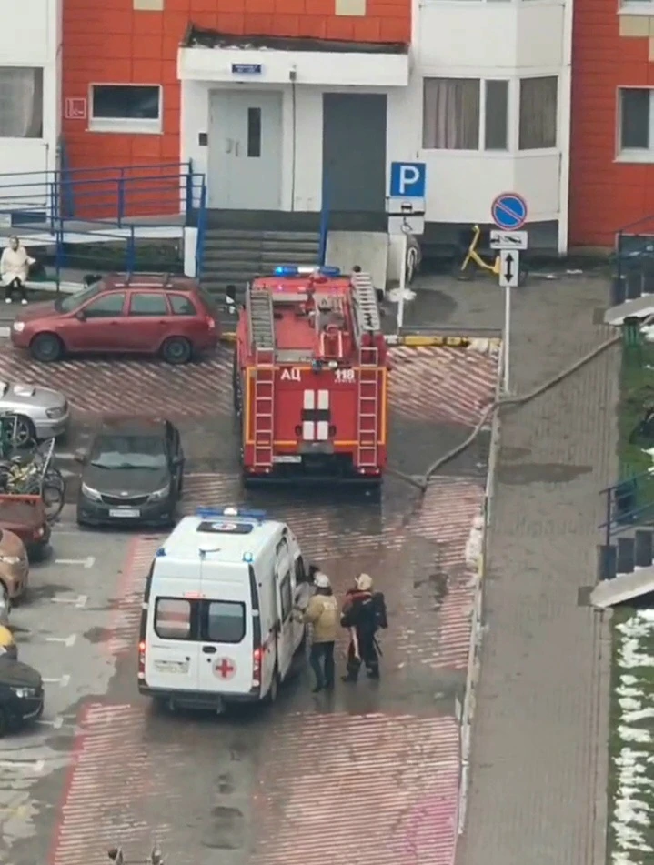 ‼Пожарные вынесли из горящей квартиры двух девочек девяти лет.