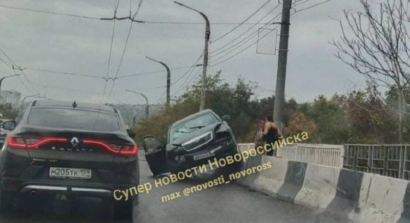 В Новороссийске легковушка влетела на ограждение моста.