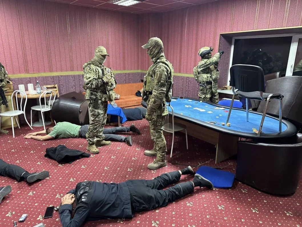 Силовики с автоматами устроили рейд в игорном клубе Каменска-Уральского