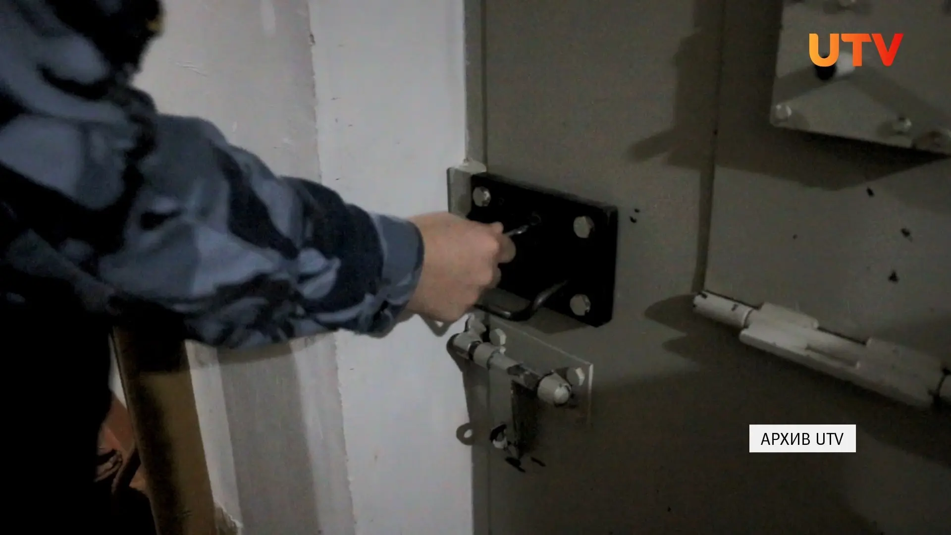 В Салавате трое мужчин четыре дня пытали человека, заставляя его подписать контракт с М...