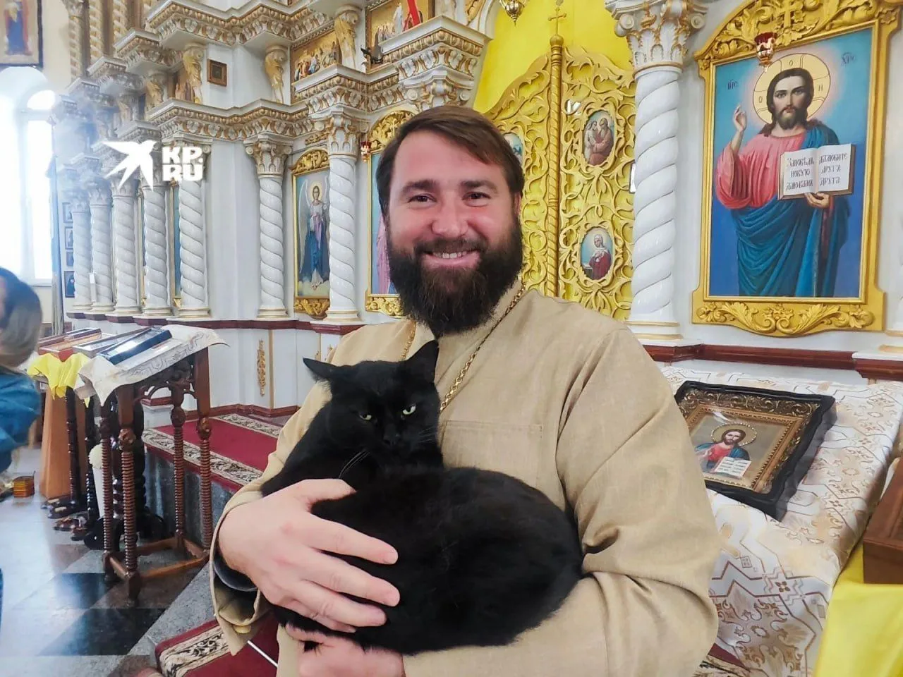 Перешел дорогу молодоженам и получил тарелку шашлыка: черный кот Масик служит в храме в...