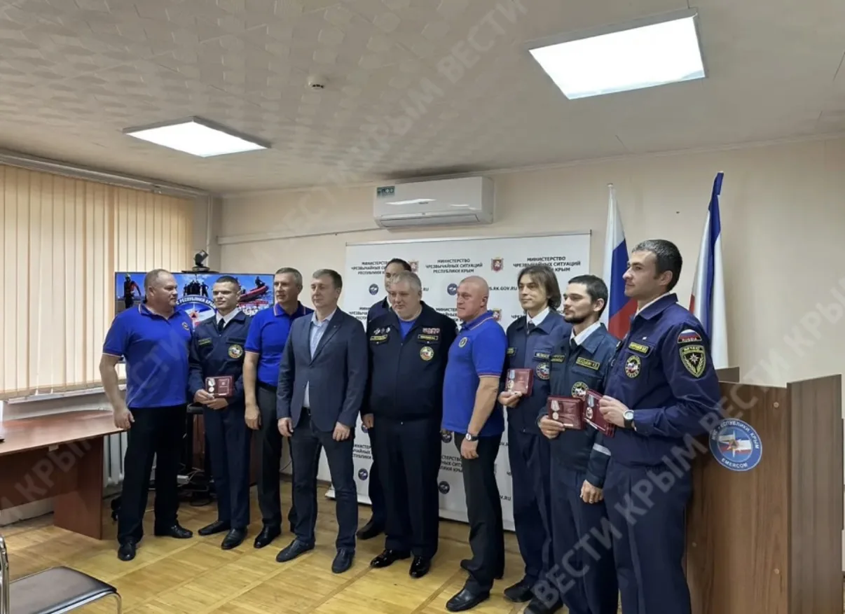 🎖 Крымских спасателей наградили за помощь заблудившимся в Красных пещерах
