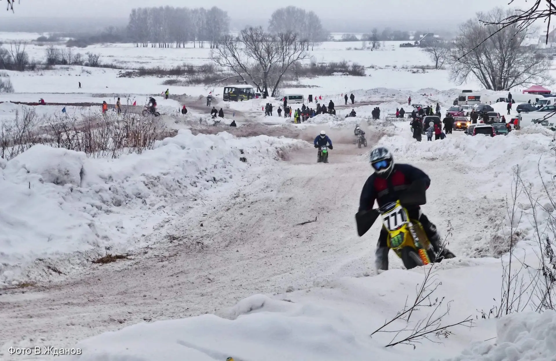 Соревнования по мотокроссу у Городского парка, январь 2013 года.