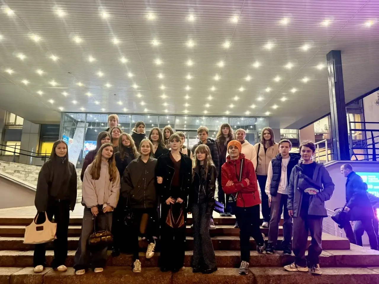 🎭 Театральный четверг: 8 «Я» класс на спектакле «Ревизор»