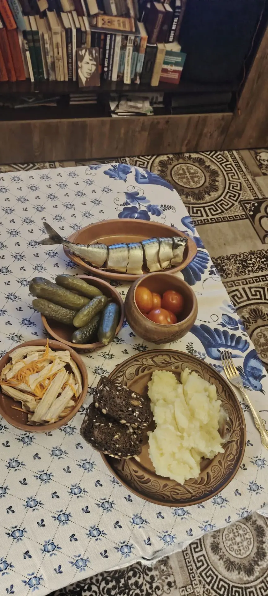 Немного решил себя побаловать рыбкой, спаржей, овощами. И всё в любимой глиняной посуде...
