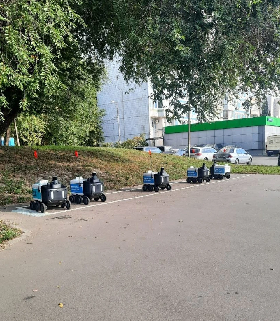 🤖 Роботы-малыши на Ключевой улице в Братеево ждут заказы на своей парковке