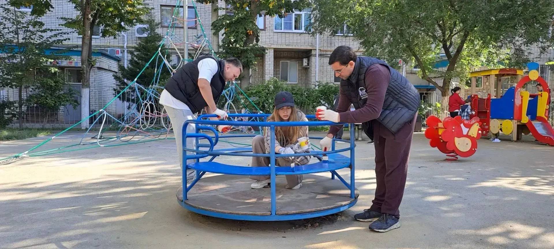 🎨 На Симферопольской, 44 жители вместе обновили детскую площадку!