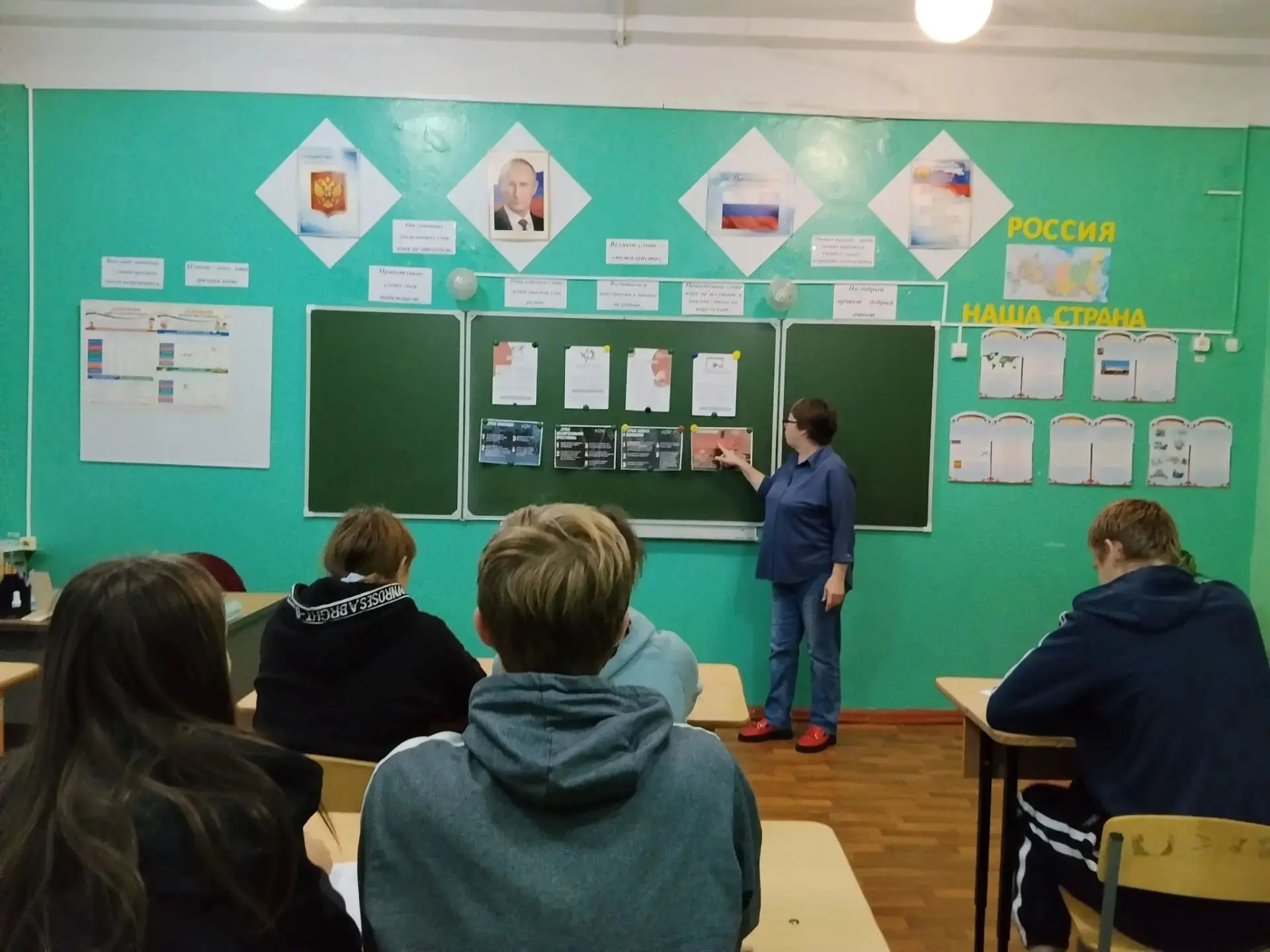 13 октября с воспитанниками седьмой группы провели занятие по охране труда. Ребята узна...