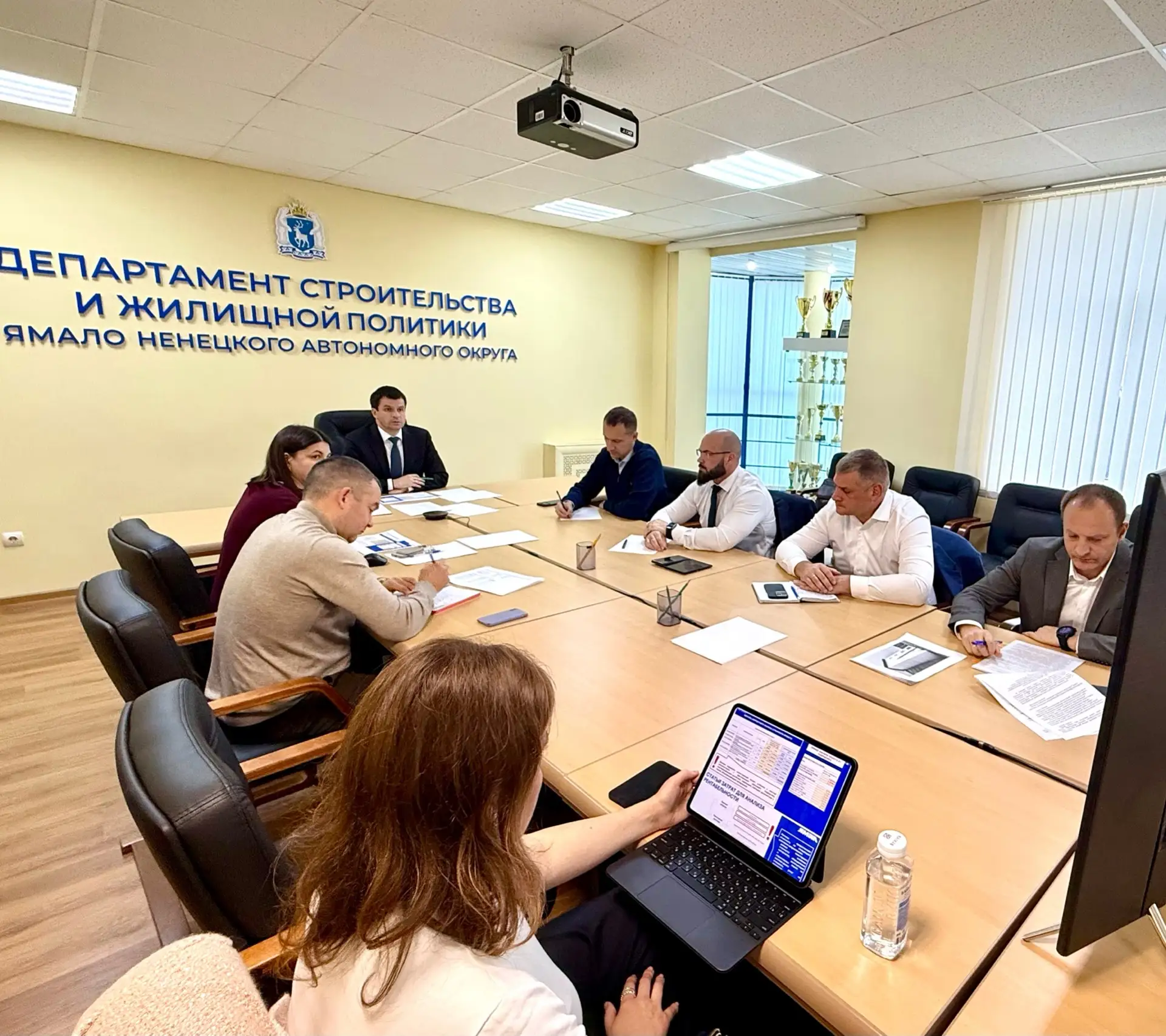Заместитель губернатора Сергей Власенко провел встречу с представителями подрядного ком...