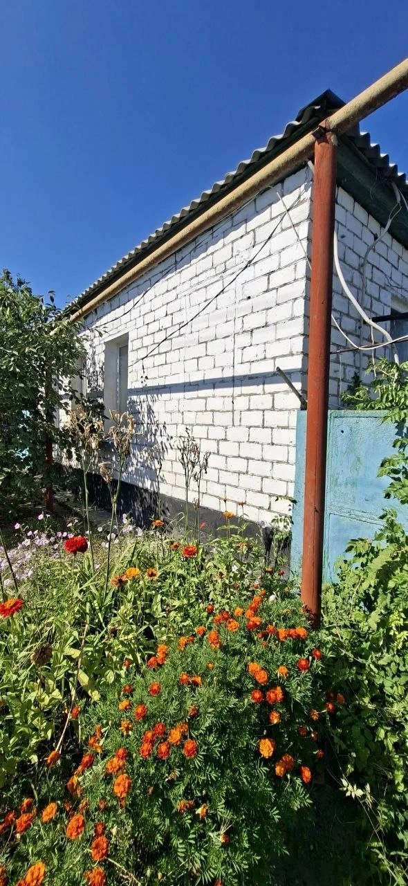 Продается дом в центре Станицы Луганской. 71,9 кв.м 3 комнаты (2 изолированные), веранд...